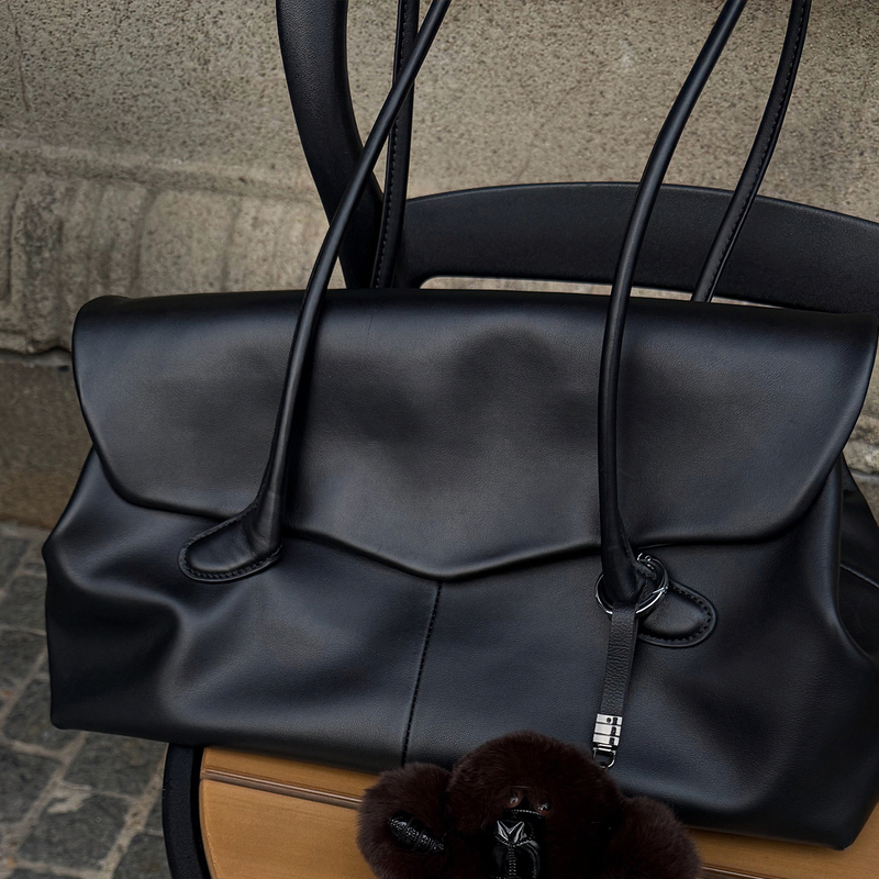 Lazyvision Accessible Luxury Style Genuine Cowhide Large-Capacity Tote Bag for Women Black Commuter Shoulder Handbag 40398 Lazyvision Accessible Luxury Style Genuine Cowhide Large-Capacity Tote Bag for Women Black Commuter Shoulder Handbag 40398
