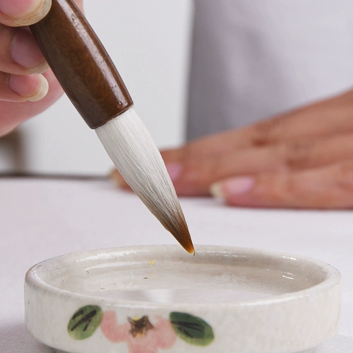 Кисть также используется для китайской каллиграфии обычным китайским письмом, китайской живописи для начинающих. Кисть для росписи овечьей шерсти бывает большая, средняя и маленькая. Увеличенный сценарий бега профессионального уровня. Каллиграфия взрослой кисти. Обычная кисть для письма начального уровня для учащихся начальной школы.