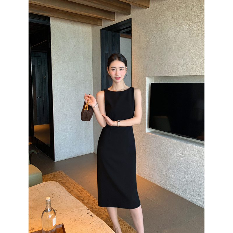 Maven Lin High Intelligence Series | Daily Commute Acetate Vest Dress with a Stylish Back Slit and Hip-Hugging Design.