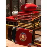 Подушка из красного дерева.