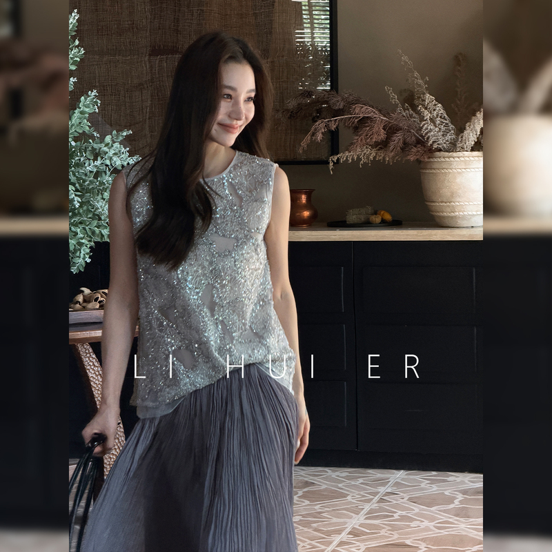 Li Hui Er (Li Hui'Er) City of Loxia Heavy Craft Beaded Embroidery Round Neck Sleeveless Pullover Vest Top Li Hui Er (Li Hui'Er) City of Loxia Heavy Craft Beaded Embroidery Round Neck Sleeveless Pullover Vest Top