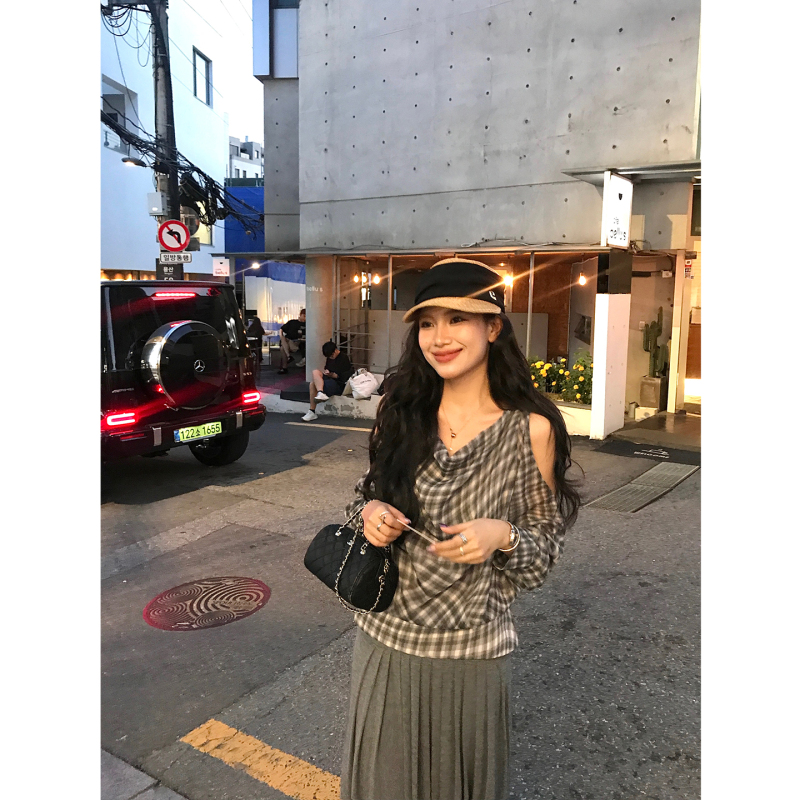 Daqianwithu Off-Shoulder Retro Plaid Shirt for Women, Loose and Casual with a Draped Effect and Waist-Cinching Design