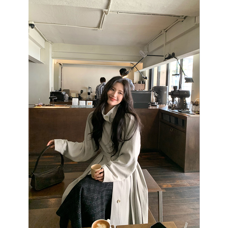 Daqianwithu Stand-Up Collar Design, Simple and Elegant, Long Trench Coat with Drape Effect Daqianwithu Stand-Up Collar Design, Simple and Elegant, Long Trench Coat with Drape Effect