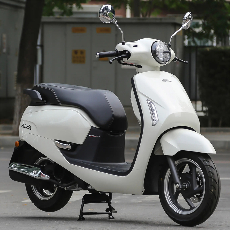 New Model of Electric-Injected Honda Small Scooter Ns125La, a Fuel-Efficient Motorcycle Suitable for Both Men and Women
