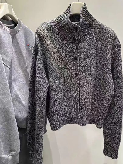 Chaqueta suéter de cuello alto gris retro francés para mujer invierno 2024 nuevo cárdigan de punto de lana pura corto suelto