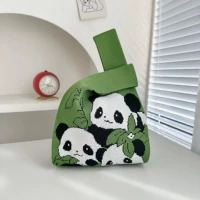 Три зеленых панды обнимают друг друга