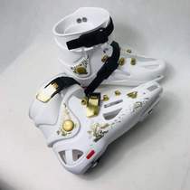 Includes shoe shell. Please indicate the complete left and right buttons of the shoe shell. The shell is flat and has a size of HK. A pair of skate shoes.
