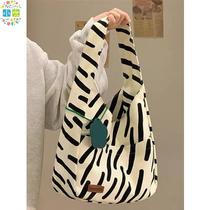 Niche high-end zebra print canvas bag for women 2024 new large-capacity tote bag student class shoulder bag