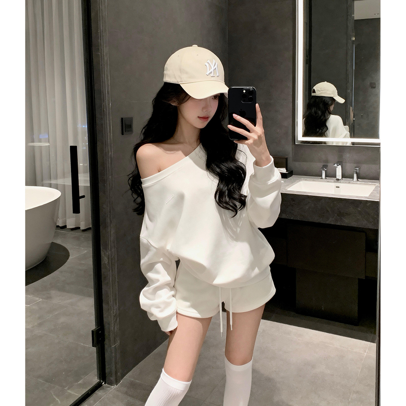 Sports and Leisure White Slanted Shoulder Sweatshirt Suit for Women in Autumn, Loose and Lazy Style, Petite, High-End Shorts Two-Piece Set Sports and Leisure White Slanted Shoulder Sweatshirt Suit for Women in Autumn, Loose and Lazy Style, Petite, High-End Shorts Two-Piece Set