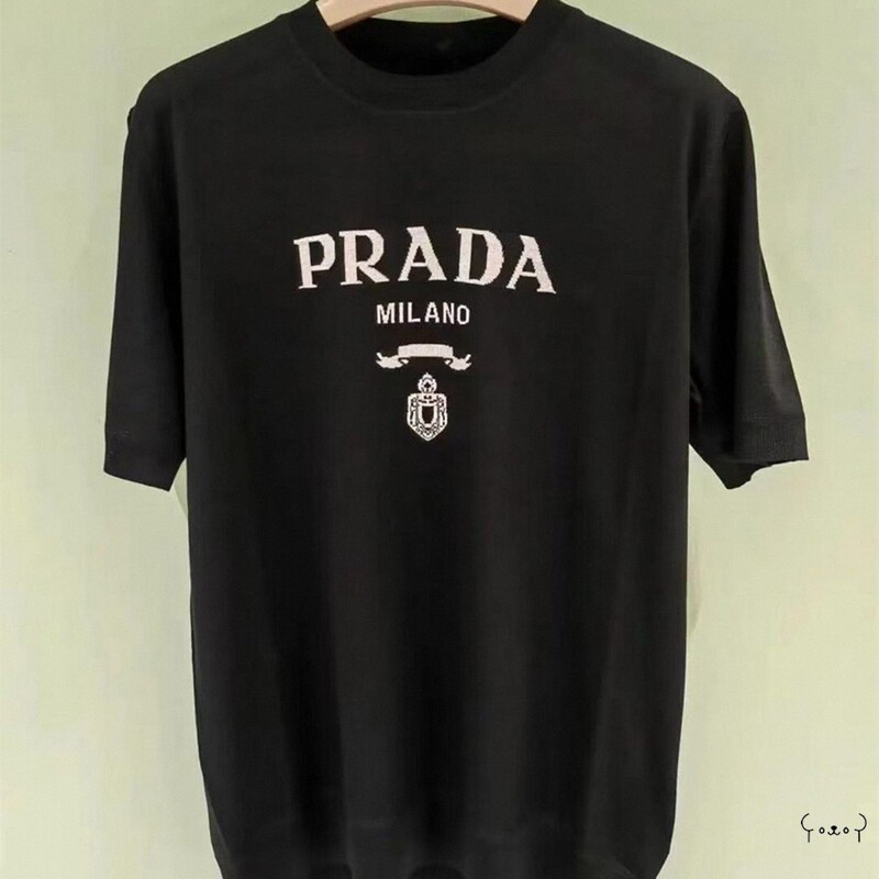 Prada/Prada New Style Knitted Short-Sleeved T-Shirt for Women and Men with Classic Embroidered Letter Logo on the Chest and Contrasting Pattern