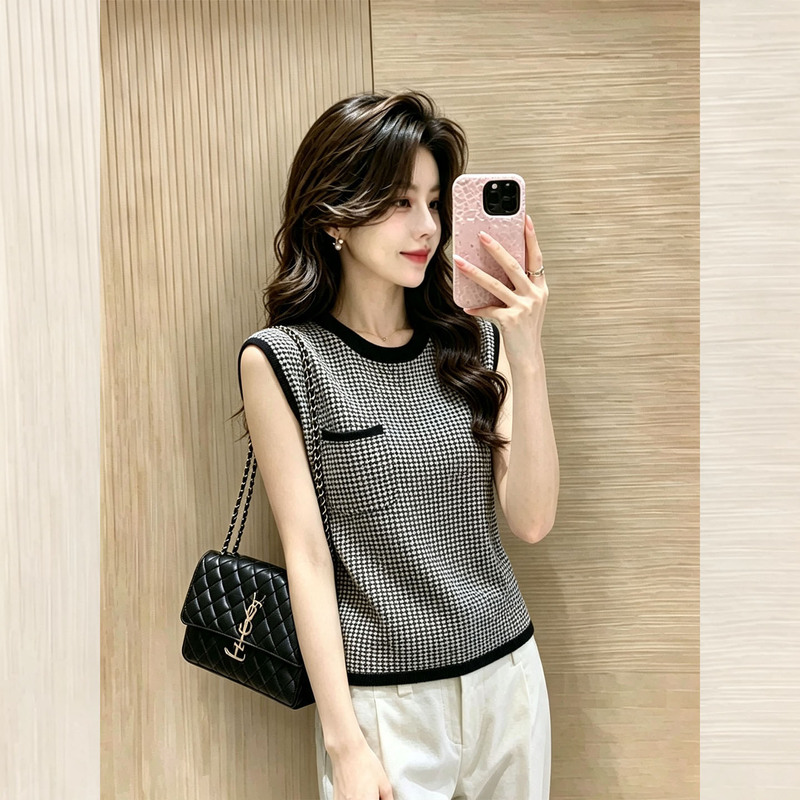 French Retro Contrasting Plaid Round Neck Knitted Vest for Women 2026 Early Autumn New Style Sleeveless Loose High-End Top French Retro Contrasting Plaid Round Neck Knitted Vest for Women 2026 Early Autumn New Style Sleeveless Loose High-End Top