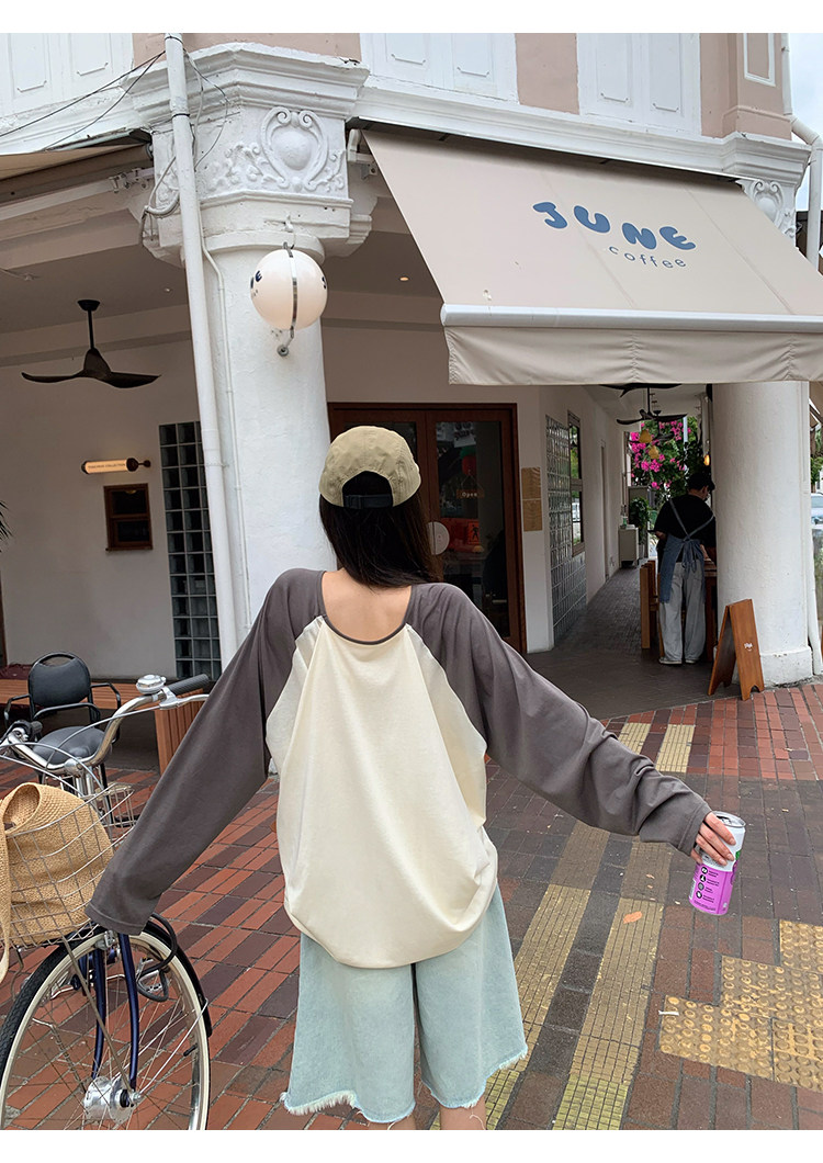 Супер удобная футболка 2026 с контрастной вставкой и принтом, свободного кроя