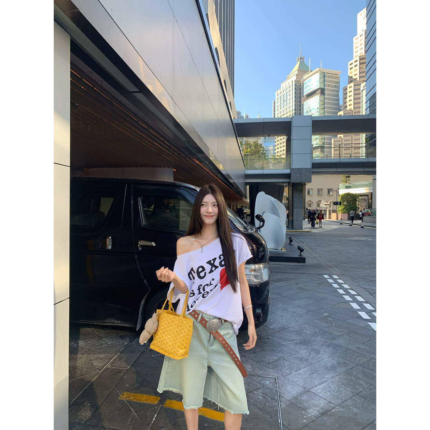 Стильные женские джинсы средней длины с эффектом потертости 牙套大汪