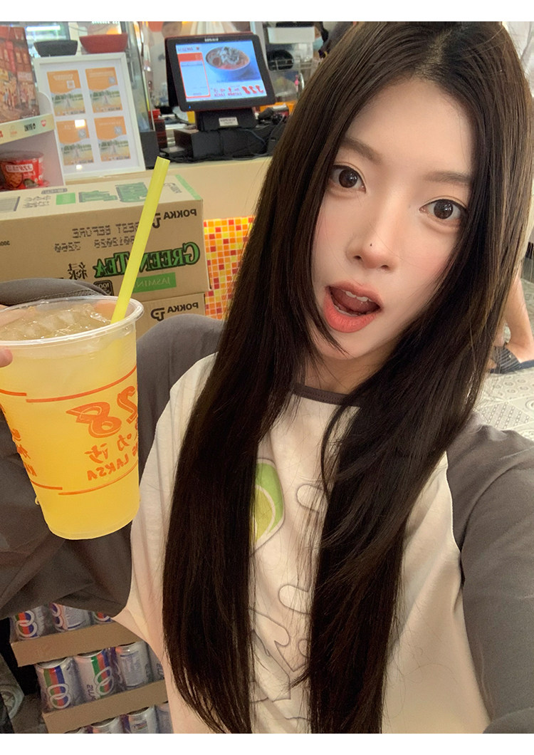 Супер удобная футболка 2026 с контрастной вставкой и принтом, свободного кроя