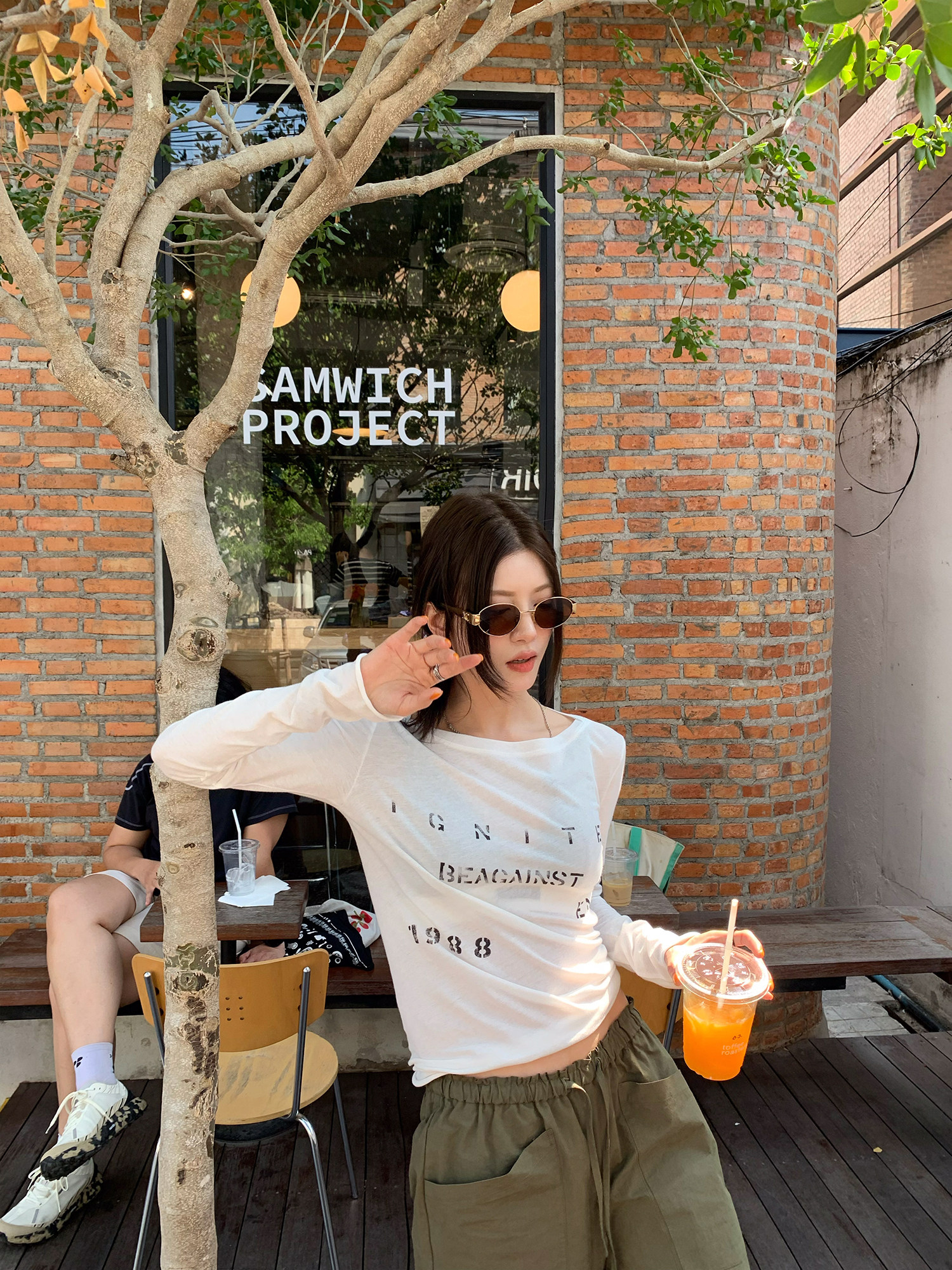 牙套大汪 【Basic Fashionista】 Состаренная футболка с длинными рукавами с потертым принтом букв