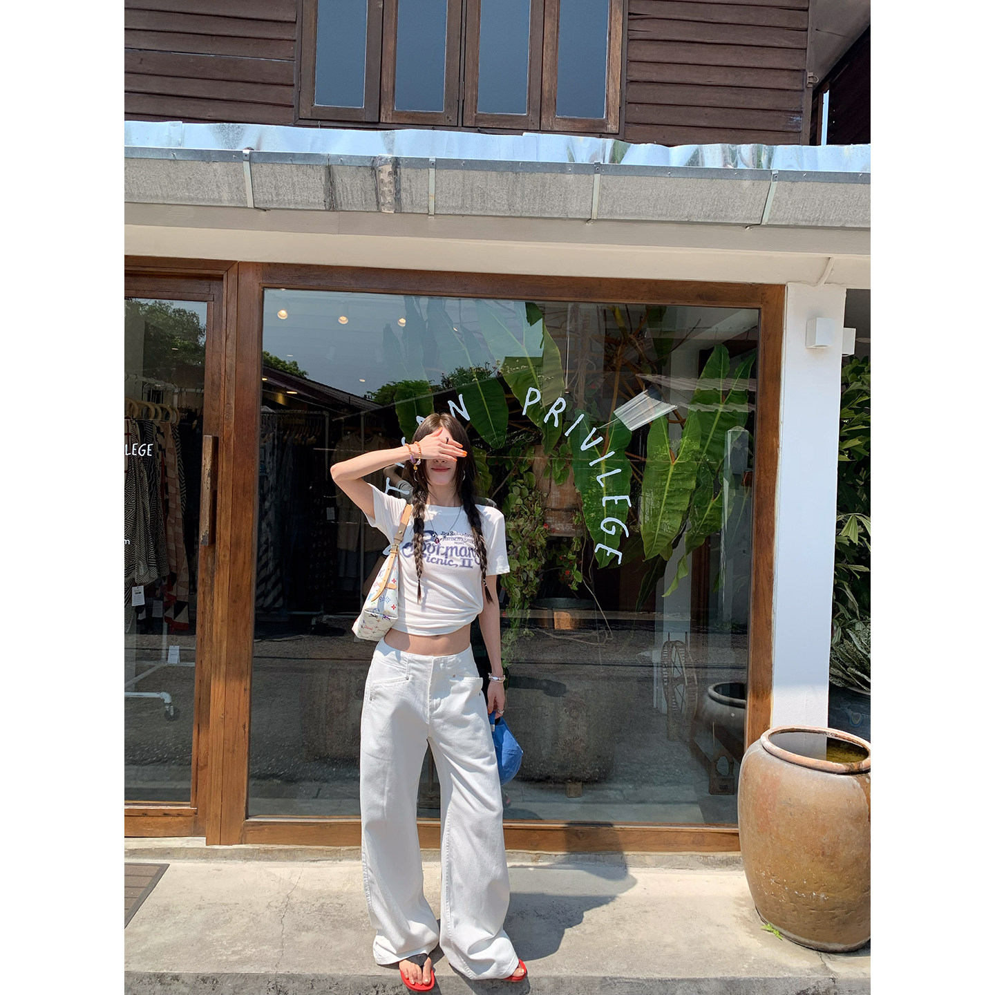 牙套大汪【Ленивые выходные】 Стройнящие белые джинсы прямого кроя с высокой талией и текстурой