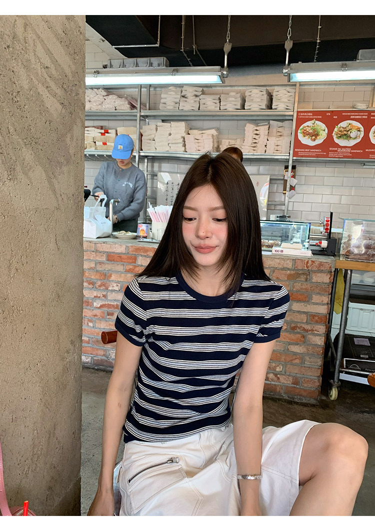 牙套大汪【小时光】Многослойный комплект темно-синяя черная полоска майка + футболка приталенного кроя