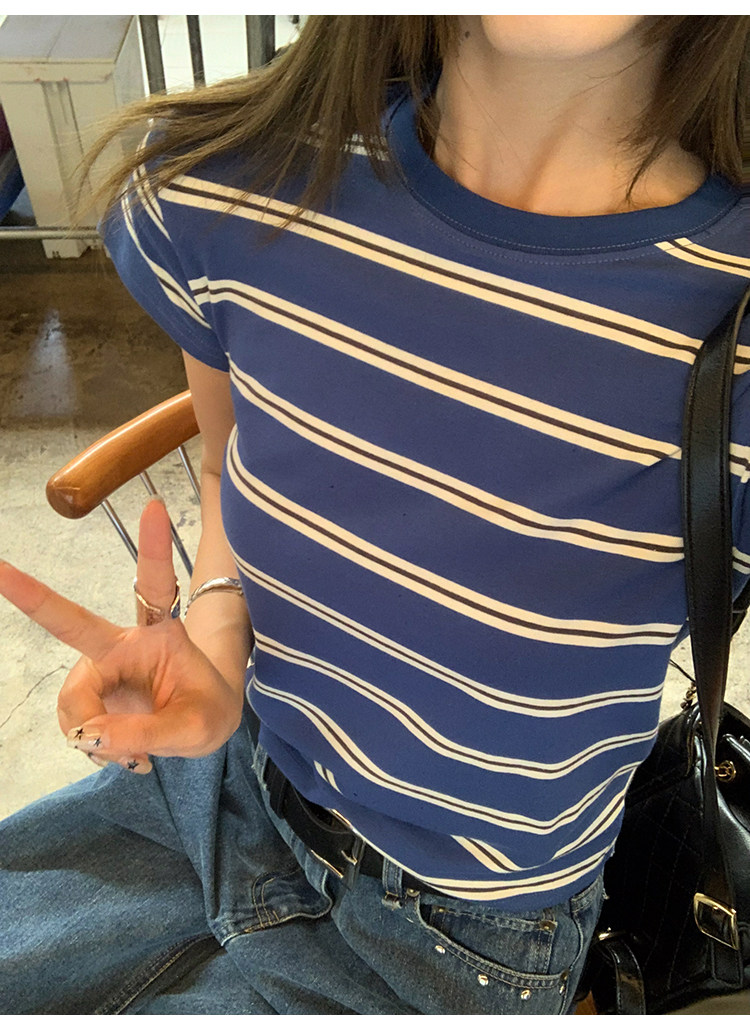 牙套大汪 【Синяя морская душа】 Женская футболка 2025 лето новая стильная простая прямоплечая короткий рукав