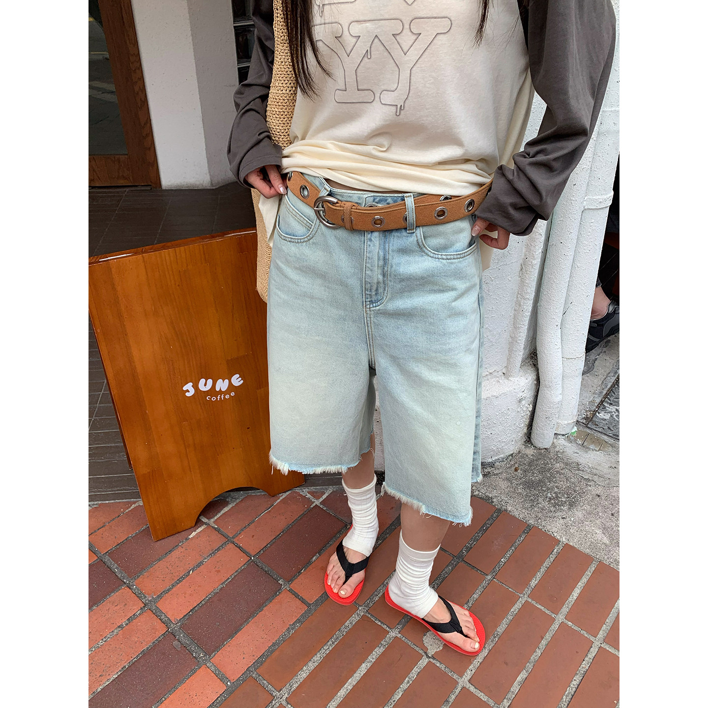 Стильные женские джинсы средней длины с эффектом потертости 牙套大汪