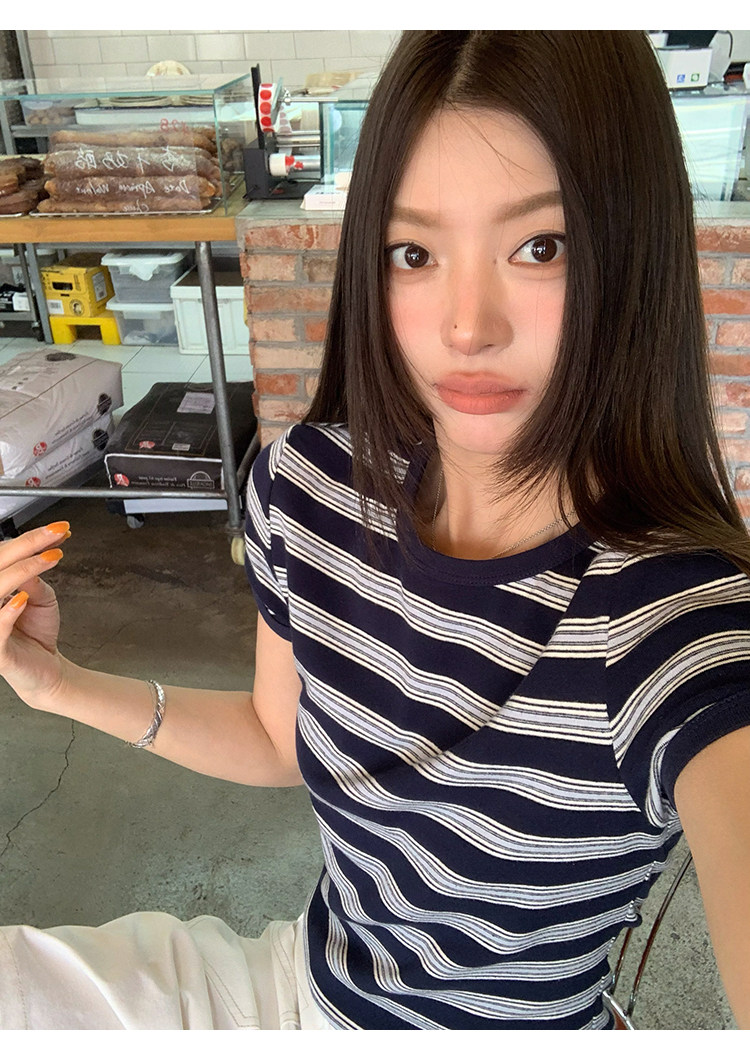 牙套大汪【小时光】Многослойный комплект темно-синяя черная полоска майка + футболка приталенного кроя