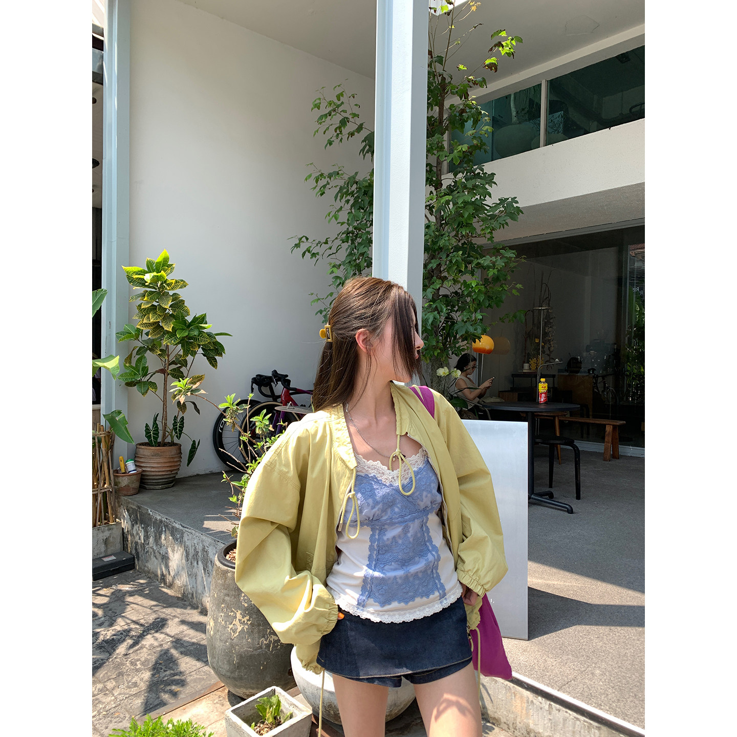 Французский кружевной топ на бретелях с контрастной отделкой