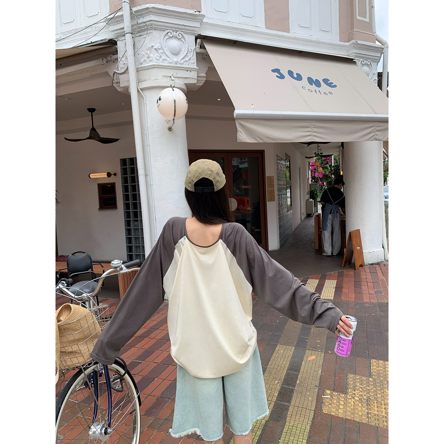 Супер удобная футболка 2026 с контрастной вставкой и принтом, свободного кроя