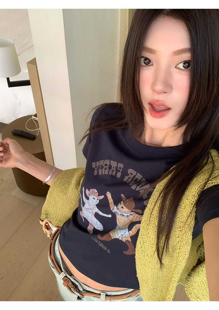 Супер милая новая модель 2026 приталенная футболка с принтом букв Dancing Kitten