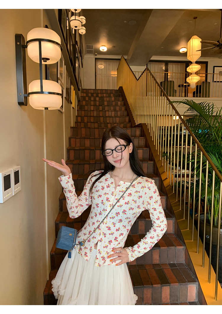 牙套大汪【春日野莓】ажурная кардиган с фактурной поверхностью, круглым вырезом и цветочным принтом на пуговицах