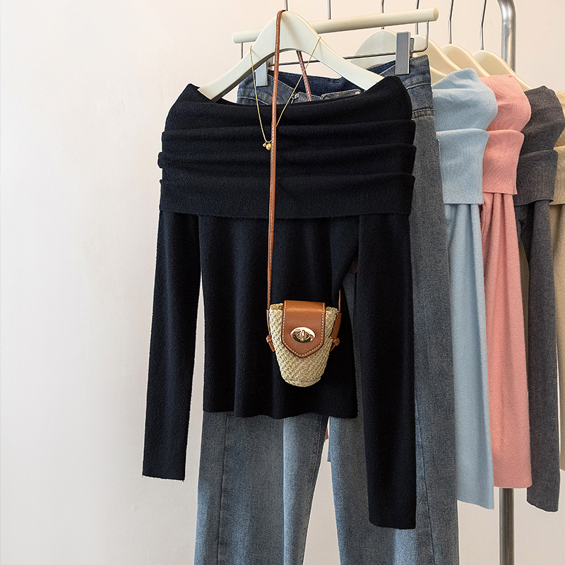 French-Style Black Off-Shoulder Top for Women, Spring and Autumn, with a Unique Design, Sexy and Elegant, Long-Sleeved Knit Top