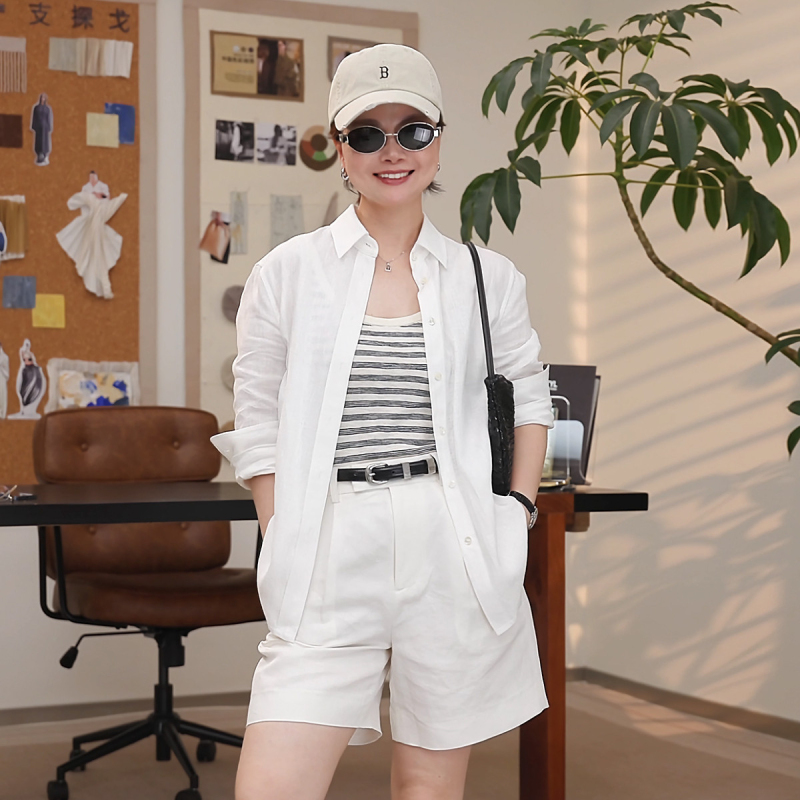 A Tango-Style Petite Women's Shirt in Old Money Style with a Loose Linen Silhouette C207004