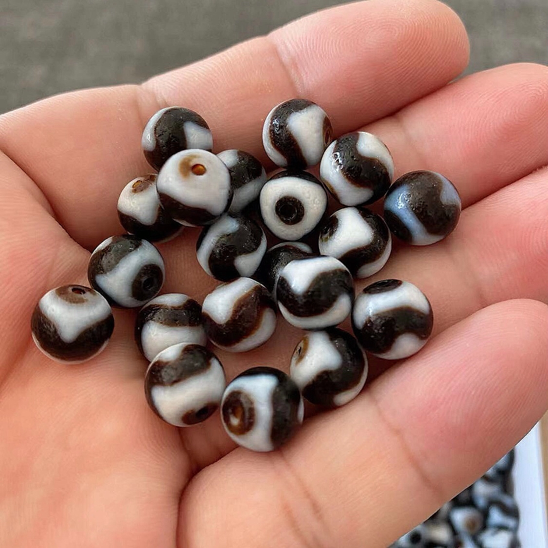 藏传天珠马蹄纹黑白小虎牙10mm单珠，究竟有何魅力？✨深度解读-DIY 