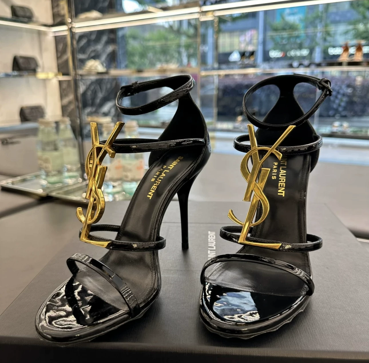 Сандалии YSL/Сент-Лоран Cassandra черная лакированная кожа с пряжкой на букву, острый каблук, женские туфли на каблуке