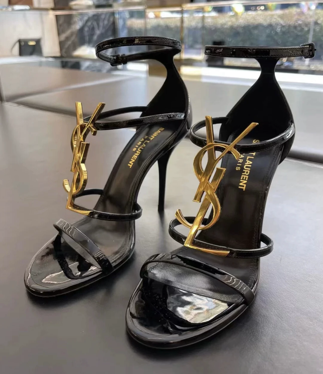 Сандалии YSL/Сент-Лоран Cassandra черная лакированная кожа с пряжкой на букву, острый каблук, женские туфли на каблуке