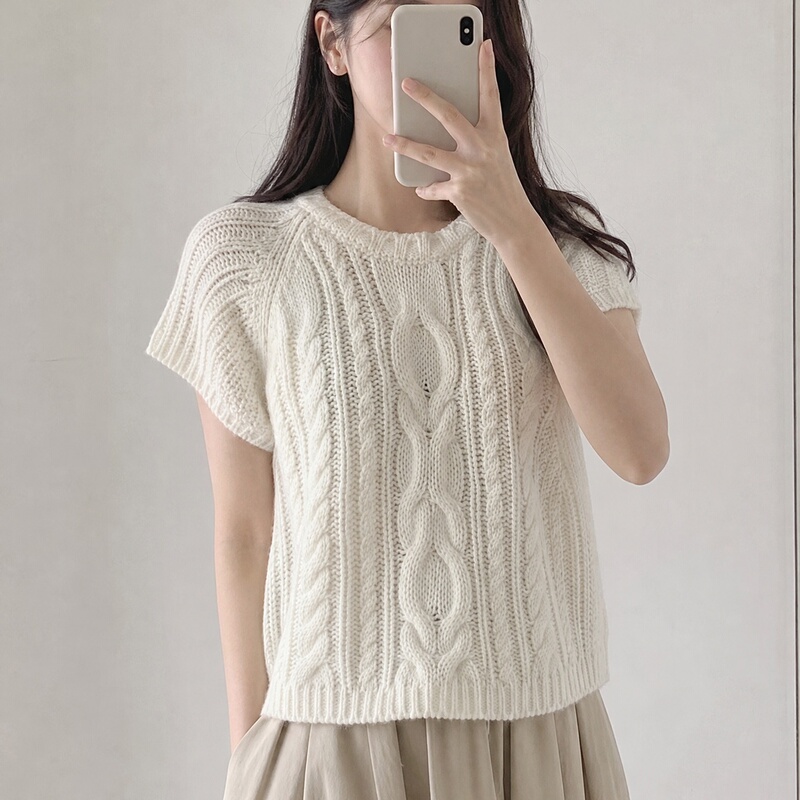Knitted Vest for Women, Early Autumn 2026, Off-White, Round Neck, Cable Knit, Sleeveless, Short Style, Loose Fit, Soft and Cozy, Japanese Style, Outerwear Knitted Vest for Women, Early Autumn 2026, Off-White, Round Neck, Cable Knit, Sleeveless, Short Style, Loose Fit, Soft and Cozy, Japanese Style, Outerwear