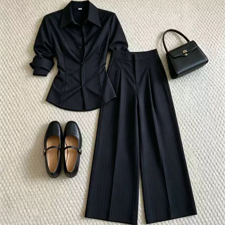 A Complete Set of Korean-Style Outfits for Women: a Fitted Shirt and Low-Waist Suit Pants for Commuting