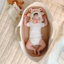 An SGK full-lift baby car-mounted portable baby basket that can lie flat and carry a bed for newborns discharged from hospital