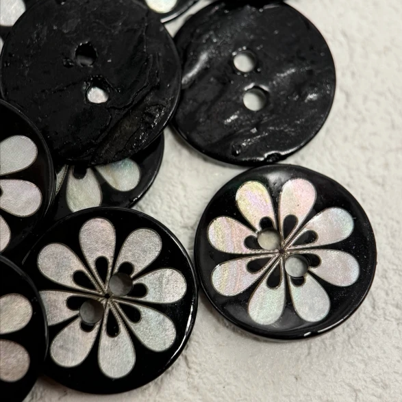 18mm Black Four-Leaf Clover Shell Button Dark Retro Style Outwear Shirt Outwear Unique Style Decoration