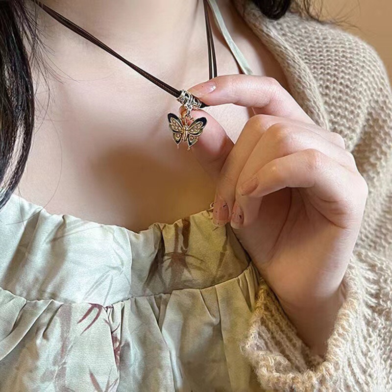 Retro Leather Cord Butterfly Pendant Necklace Women's 2023 New Trendy Niche Design Clavicle Chain Sweet Cool Hot Girl Necklace