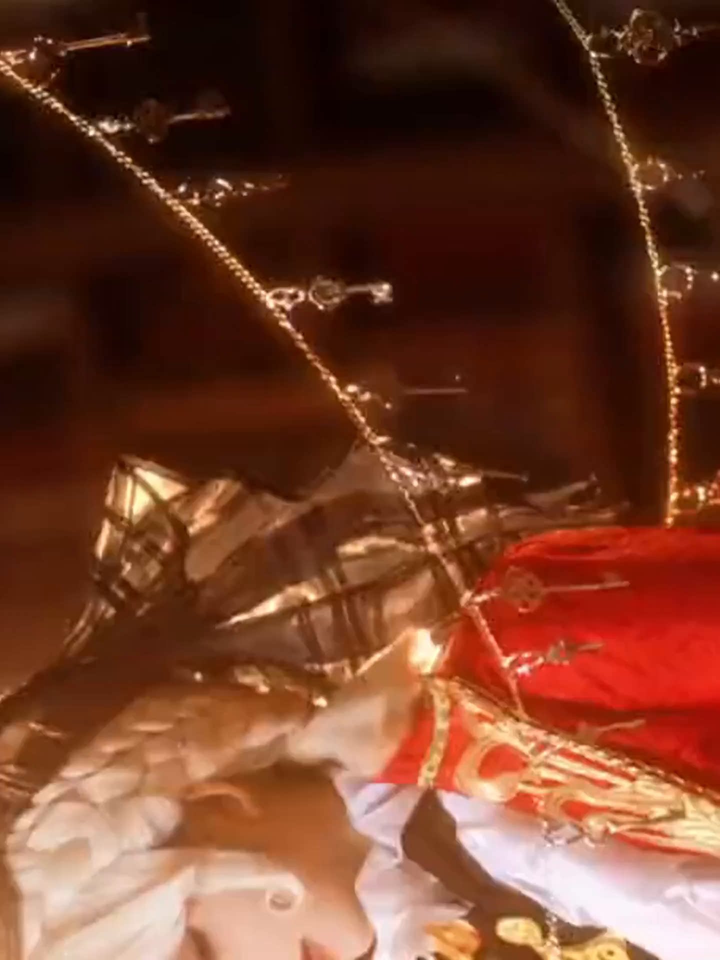 新年红色洋装设计，温暖又梦幻的节日穿搭选择_Cosplay女装_淘宝游戏网