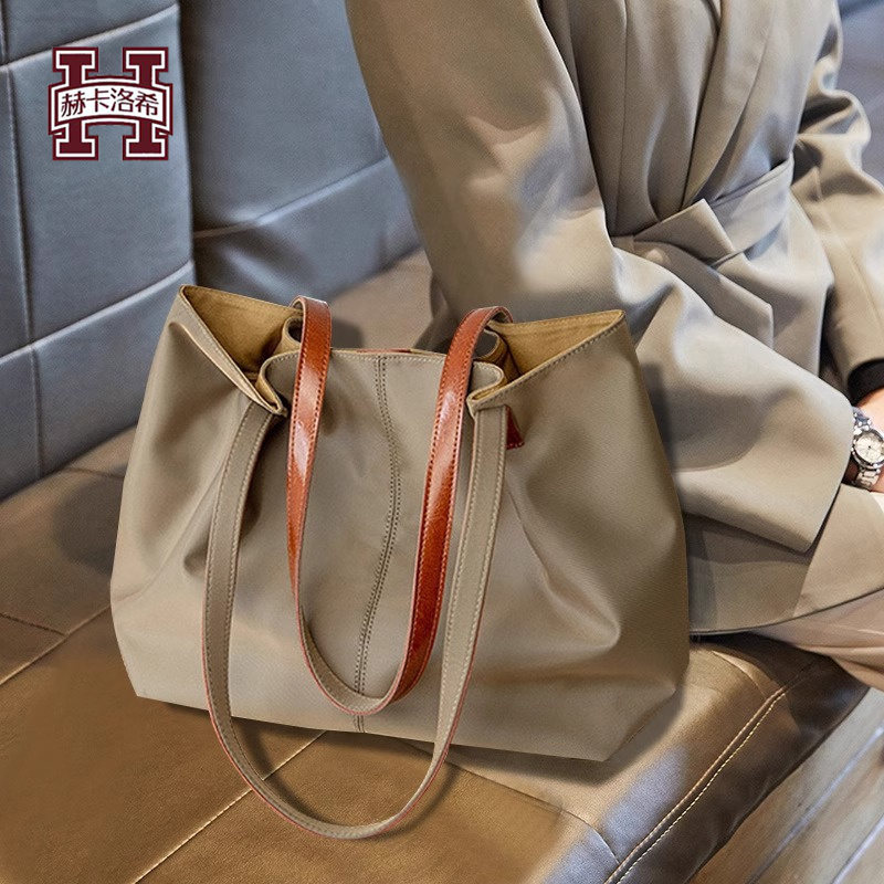 Hecalocy British Accessible Luxury Brand Lightweight Waterproof Nylon Handbag Oxford Cloth Shoulder Large Bag Tote Bag