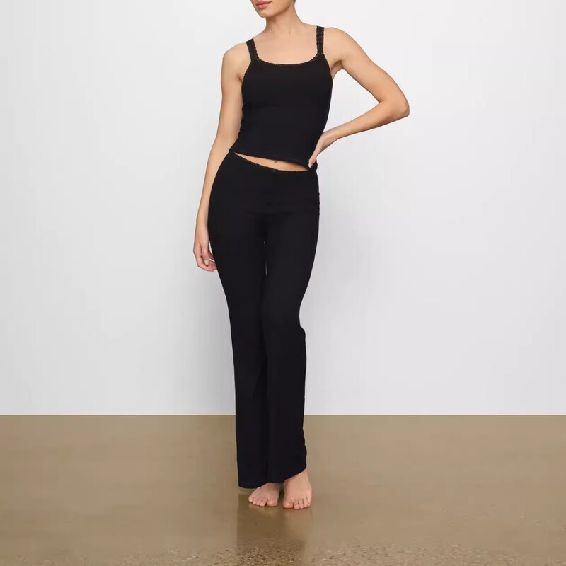 Official Factory-Made Skims Lace-Trimmed Camisole, Suitable for Layering or Wearing Alone, Sleeveless, Stretchy, and Form-Fitting
