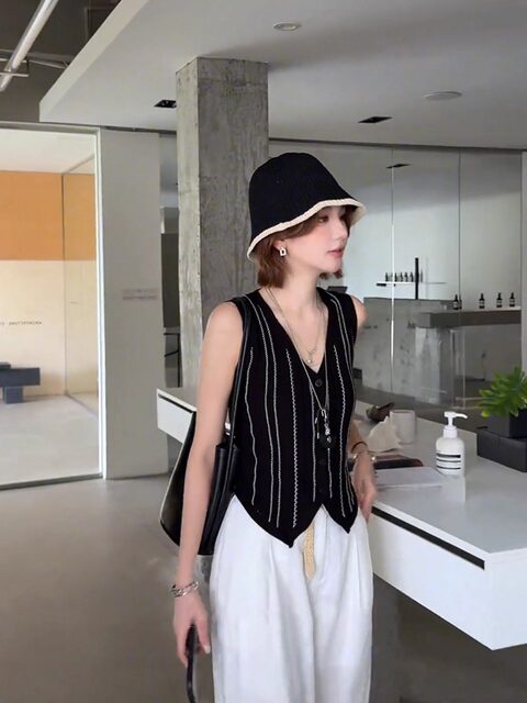 Old Money Style Black V-Neck Vest for Women, Summer High-End Slim-Fit Short Sleeveless Cardigan with Vertical Stripes