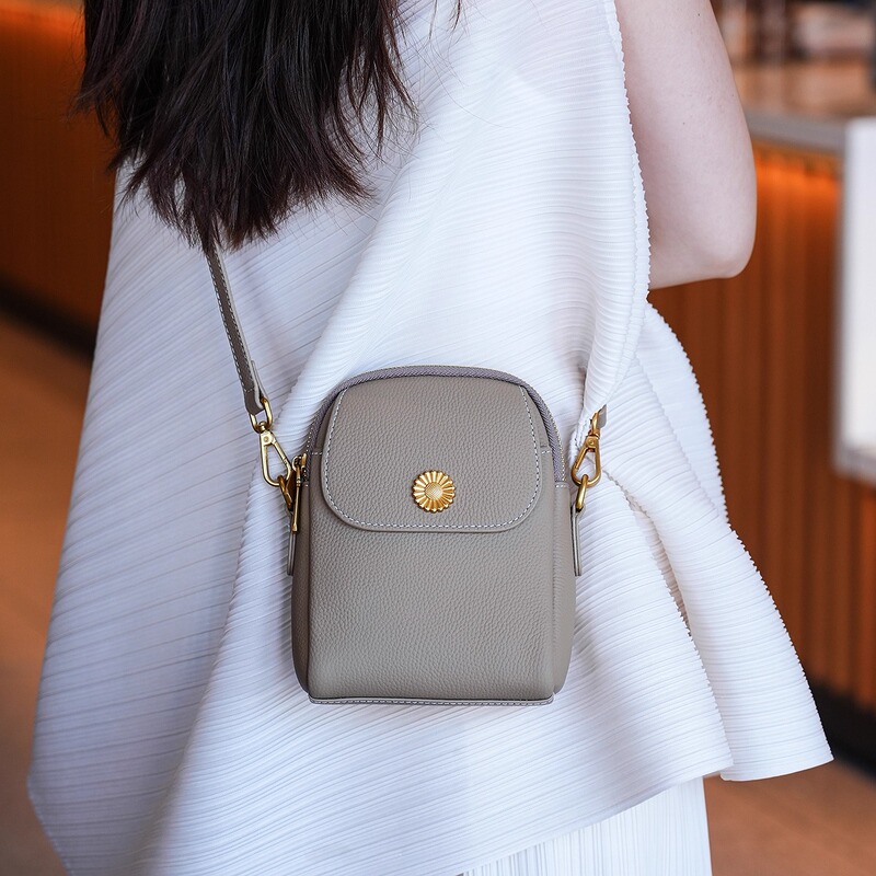 Genuine Leather Phone Bag for Women 2026 New Soft Leather First Layer Cowhide Small Bag Simple Fashion Versatile Shoulder Crossbody Bag