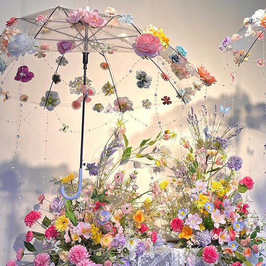 仿真花伞悬浮花店铺氛围布置装饰吸引人背景拍照道具橱窗打卡布置