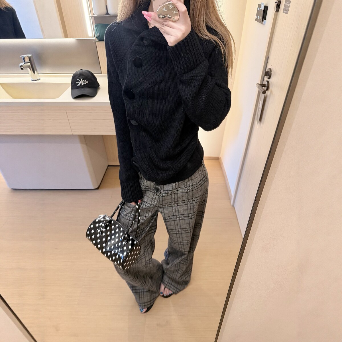 [Correct Version] Dark-themed asymmetrical button design, chunky knit, frayed hem, collared sweater for women