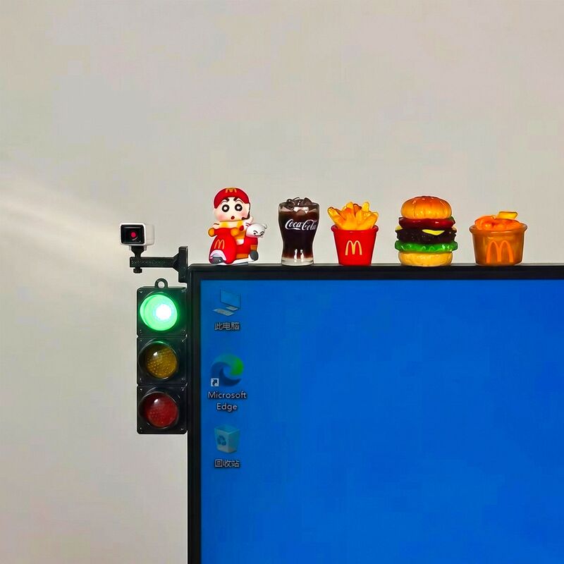 A Gadget for Relaxing~ Traffic Light Camera Computer Monitor Ornament, a Small Decorative Item for Workers to Find Solace in