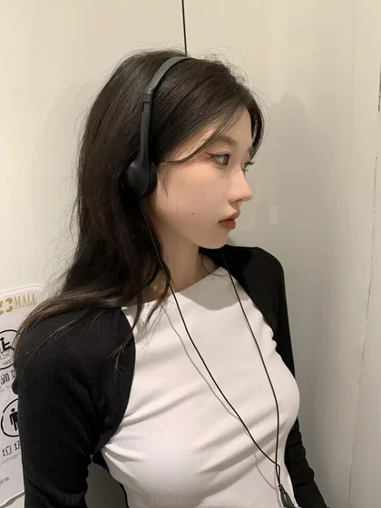 Retro Classic Over-Ear Wired Headphones, Hot Girl Neck-Hanging Photo Props, Japanese-Style Lightweight and Compact Gadget Decoration