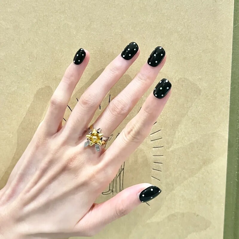Handmade Black Polka Dot Nail Art, Short Style Solid Color Base + Hand-Painted White Dots, Japanese Sweet Style Nail Stickers
