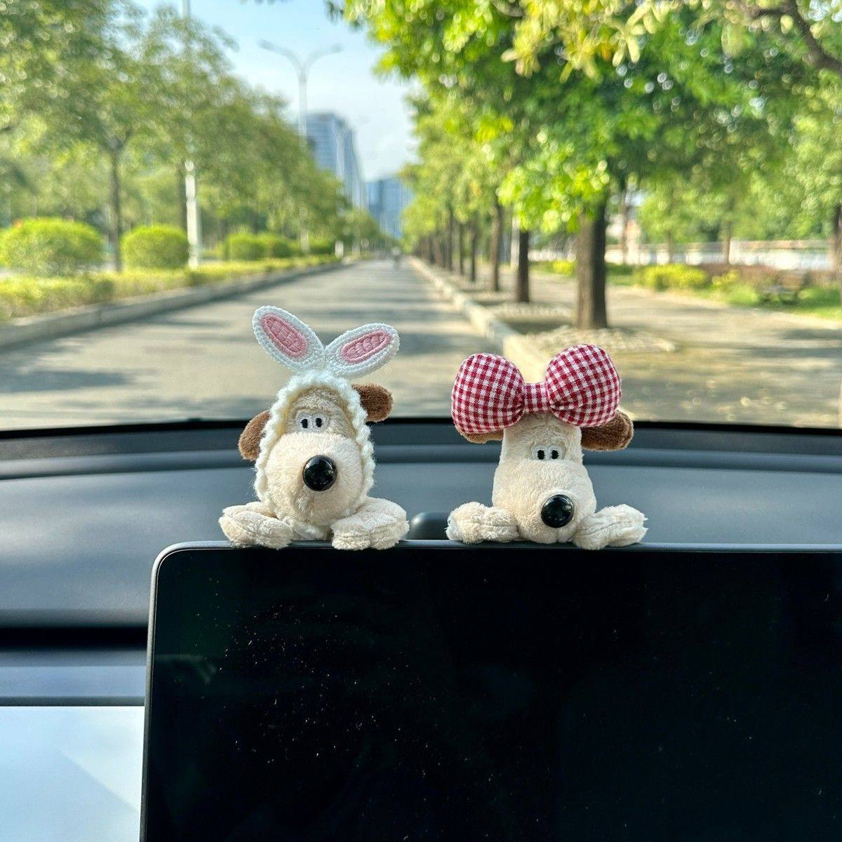 Suitable for Tesla Girls' Car Interior Dashboard Screen Plush Toy Car Decoration Interior Accessories
