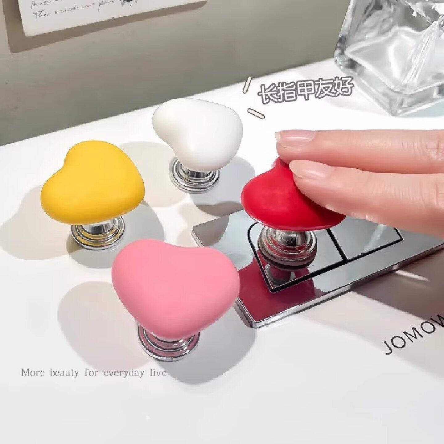 ハート型のアクセサリーが付いたトイレの洗浄ボタン。ネイルサロンにも適しており、汎用洗浄スイッチで、便座を延長できます。